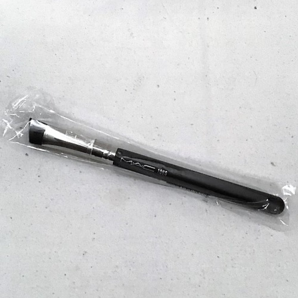 Last One! MAC Brush 106S Concealer Triangle NEW - Picture 5 of 7